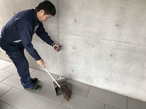 掃き清掃と拭き清掃を中心とした日常的な清掃
